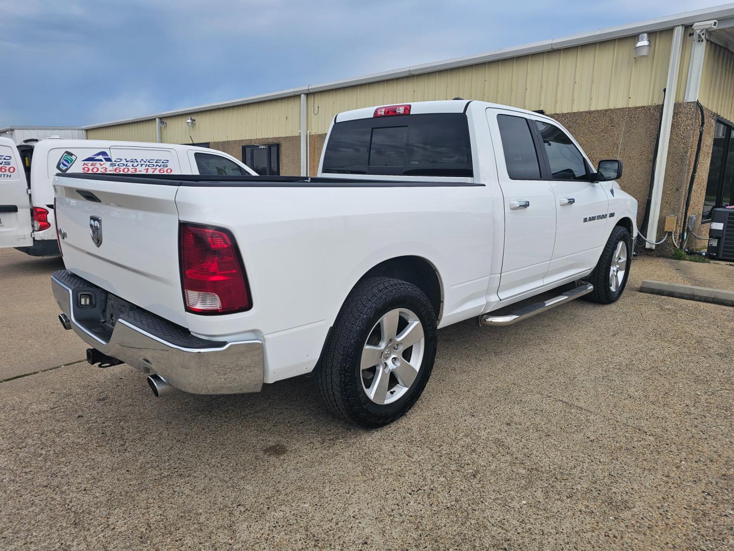 2012 WHITE Dodge Ram 1500 SLT Quad Cab 2WD (1C6RD6GT1CS) with an 5.7L V8 OHV 16V engine, 6-Speed Automatic transmission, located at 533 S Seven Points BLVD, Seven Points, TX, 75143, (430) 255-4030, 32.313999, -96.209351 - Photo#2